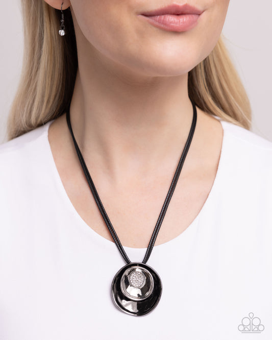 Duchess Disc Black-Necklace