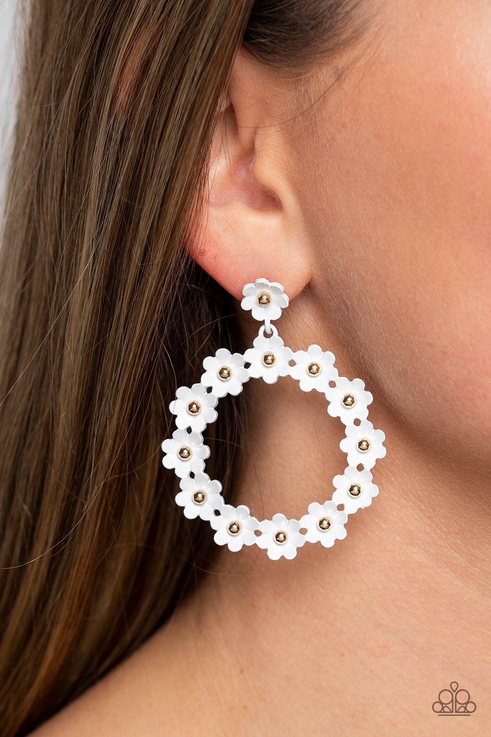 Daisy Meadows White-Earrings